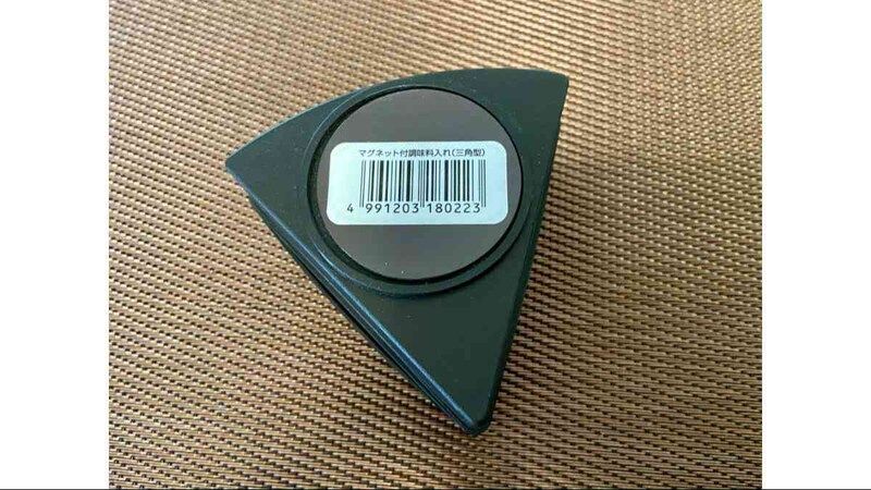 ダイソーの「マグネット付調味料入れ三角」は大きなマグネット付き