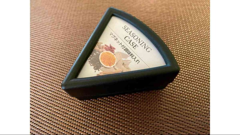 ダイソーの「マグネット付調味料入れ三角」は110円