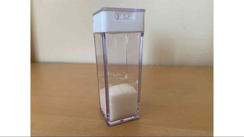 ダイソーの「上から見えるスパイスボトル 6穴」はスリムでかっこいい