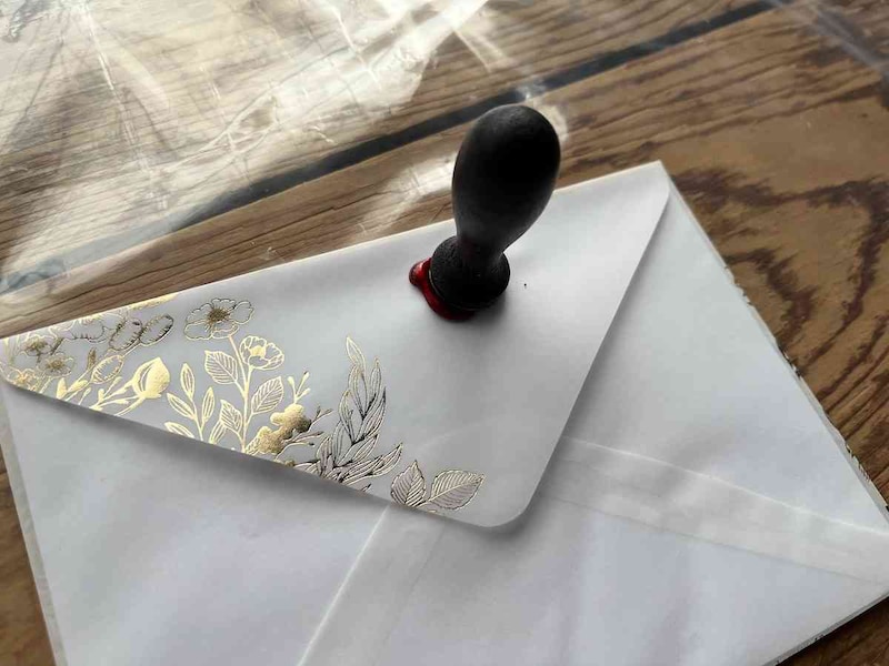 表面がうっすらと乾くまで待ち、上から「シーリングスタンプ」を押す