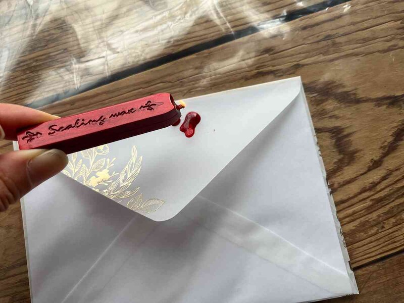 ワックスの芯に火をつけてワックスを溶かし、シーリングしたい場所に垂らす