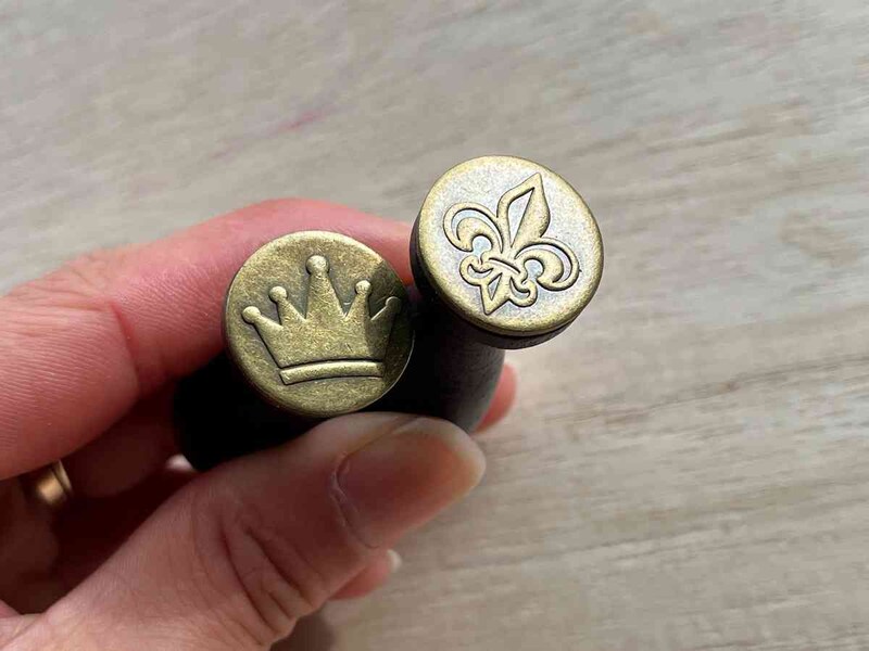 シーリングスタンプは、ゆり型と王冠型