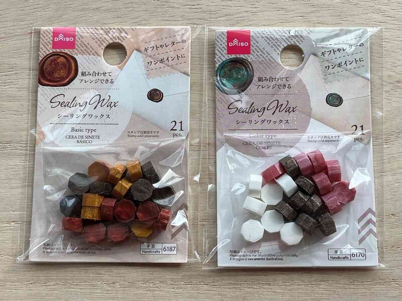 ダイソーの「シーリングワックス（ベーシックタイプ）」（左）と「シーリングワックス（カラータイプ）」（右）