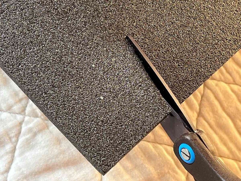 ダイソーの「カラーボード」はハサミやカッターで簡単にカットできる