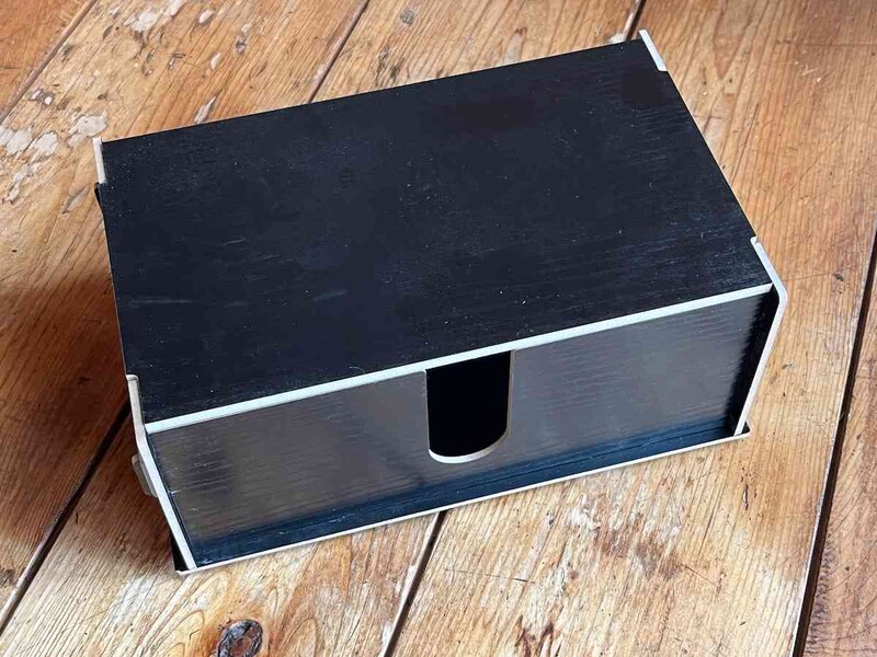 ダイソーの「組立式コンセント収納ボックス（ブラック）」を組み立てた時のサイズは23cm×14cm×10cm