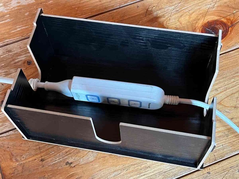 ダイソーの「組立式コンセント収納ボックス（ブラック）」には延長コードがしっかり入る