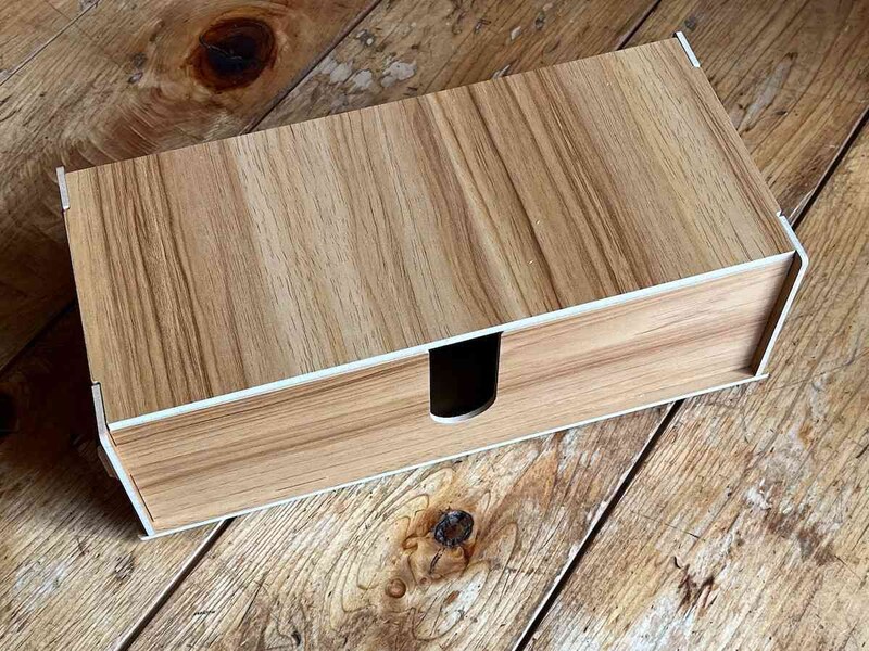 ダイソーの「組立式コンセント収納ボックス（木目調）」のサイズは30cm×14cm×10cm