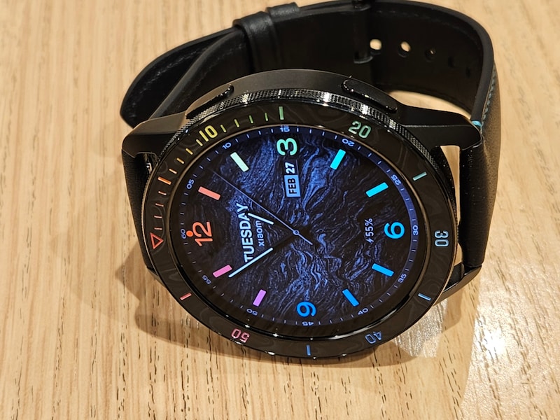 ストラップ&ベゼル(レインボー)を装着して表示されたウォッチフェイス