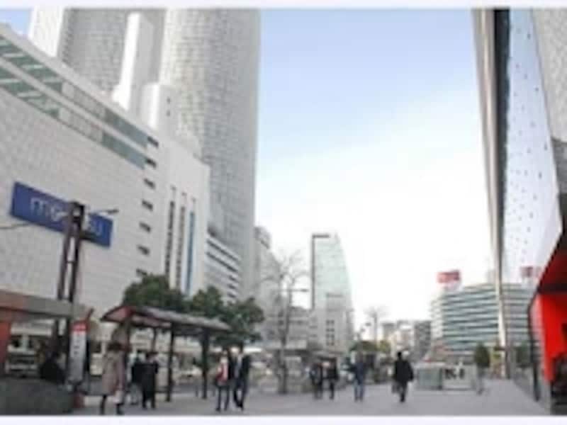 名古屋駅は駅前に超高層ビルが建ち並ぶ