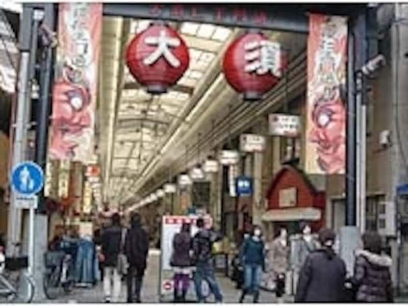 若者からお年寄りまで幅広い客層でにぎわう大須商店街。各所で無料配布しているエリアマップを入手してから回ろう