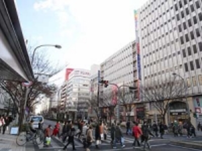 百貨店、海外ブランドの路面店などが建ち並ぶ栄