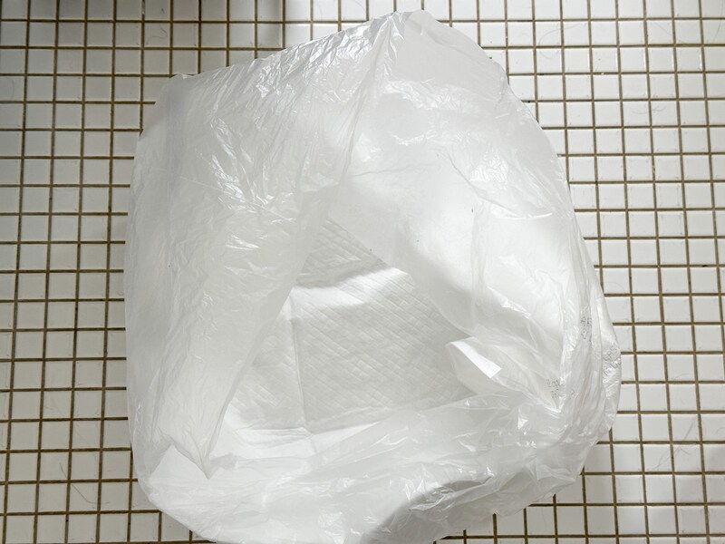 ゴミ袋にペットシーツをセットした簡易トイレ