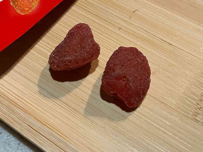 ダイソーの「半生製法　しっとり果実 いちご」