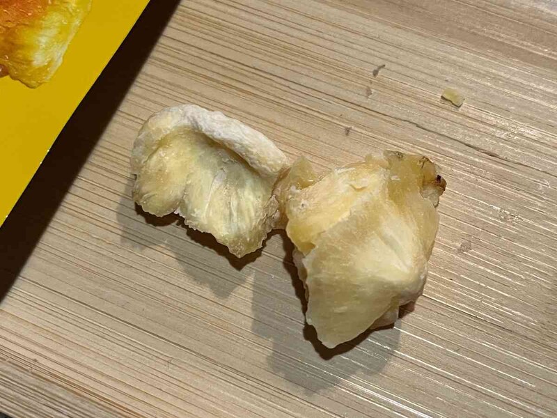 ダイソーの「半生製法　しっとり果実 パイナップル」