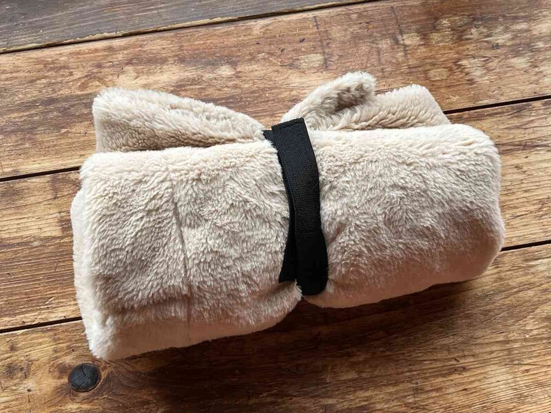 ダイソーのゴムバンド「べんりベルト」でブランケットなどをまとめられる