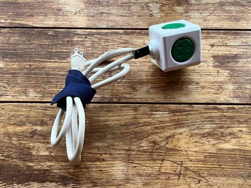 ダイソーのゴムバンド「べんりベルト」は延長コードにも使用可能