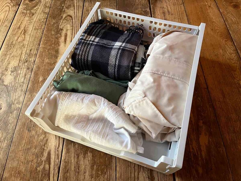 ダイソーの「クローゼット収納ケース」は服の整理におすすめ