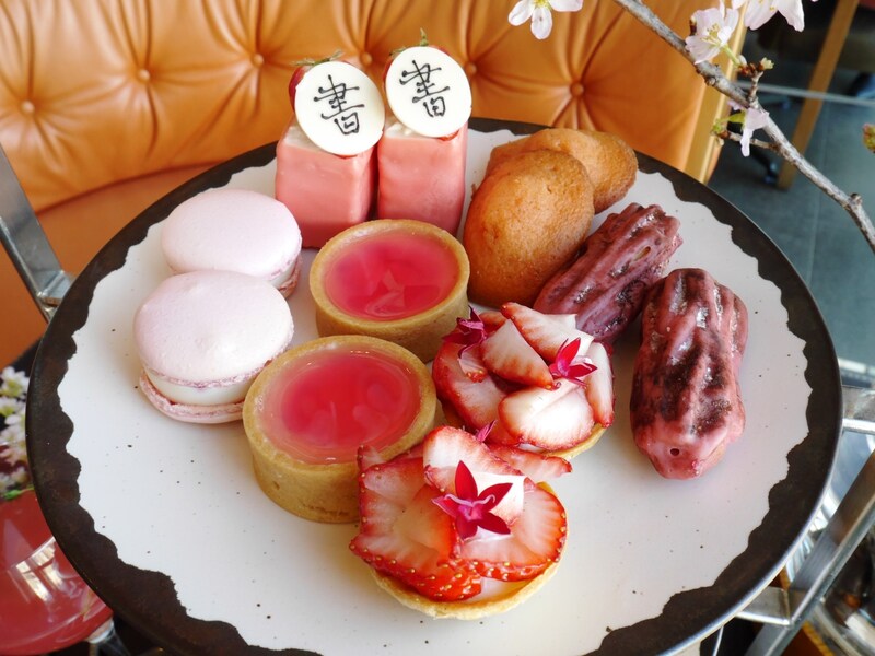 スタンドの一番上のスイーツ