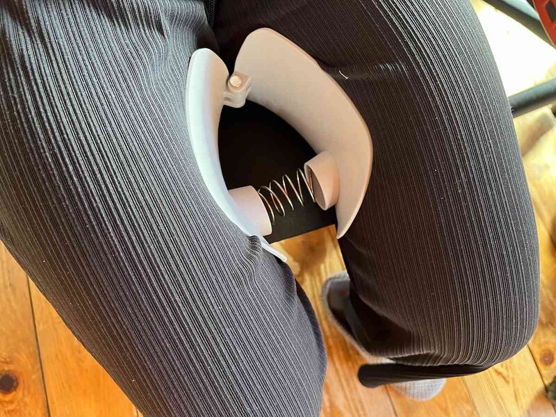 ダイソーの「内転筋トレーニング器」を内ももに挟んでトレーニング