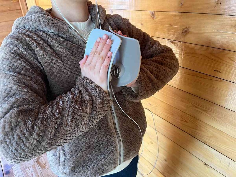 ダイソーの「内転筋トレーニング器」を両手で押す