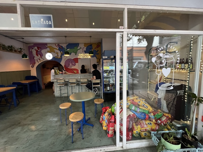 100%ペットフレンドリーのクラフトビールのタップバー。保護犬シェルターへのドッグフード寄付も受け付け、寄付した人にはビールをサービスする