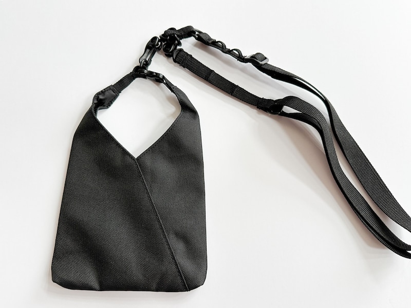 別売りのショルダーベルトを繋げれば斜めがけできる