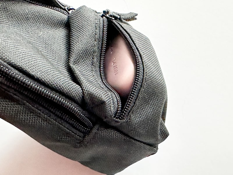 ポケットにはイヤホンが入った