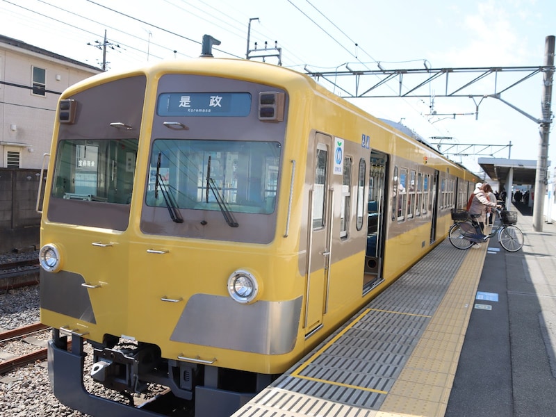 ホーム上の自転車