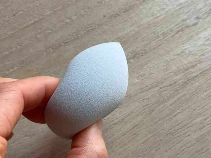 セリアの「3Dパフ しずく型」はとても柔らかい