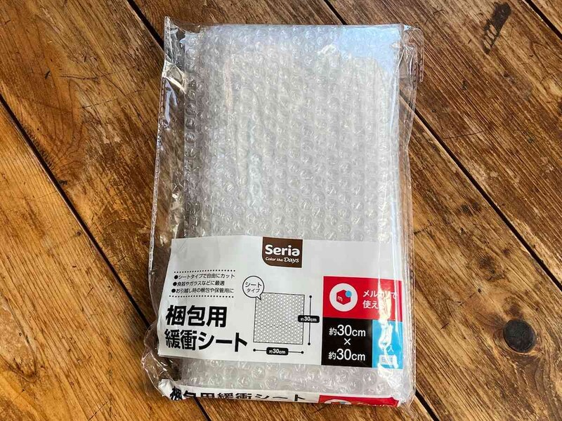 セリアの「梱包用緩衝シート　30cm×30cm」