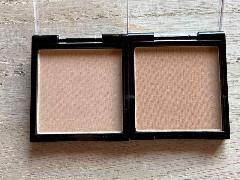 左がピンクオークル、右がオークル