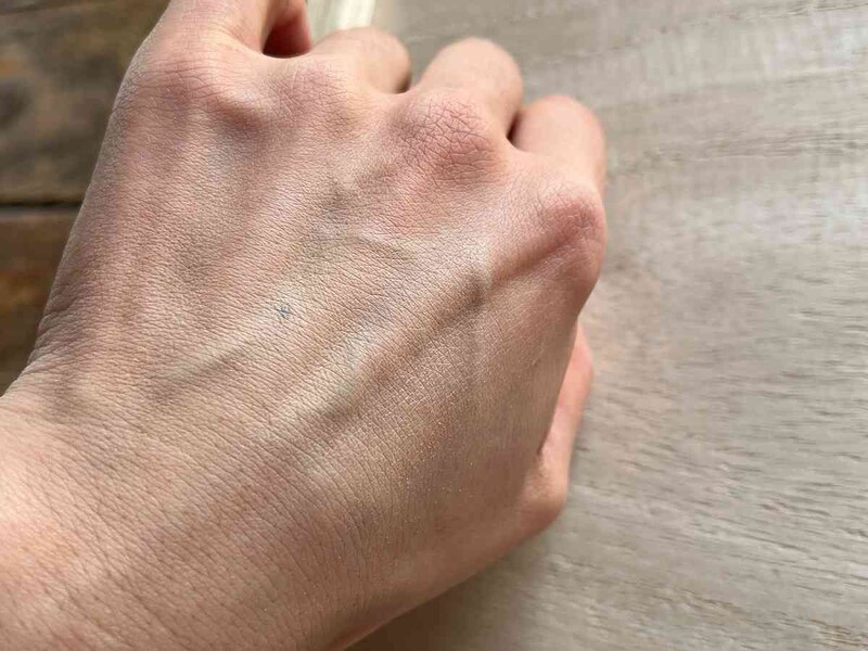 パウダーファンデーションをつけるとホクロが目立たなくなる