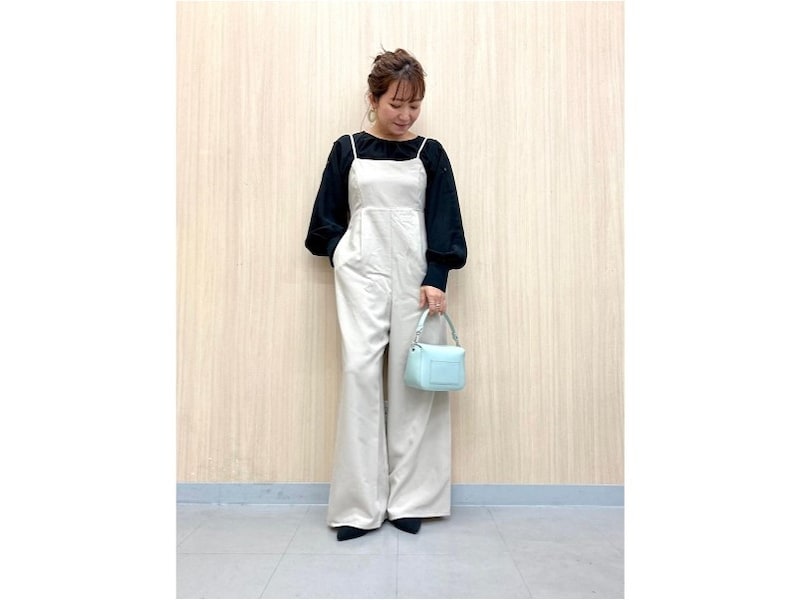 肩まわりが華奢でいろんなトップスに合わせやすいのも◎　出典：StyleHint