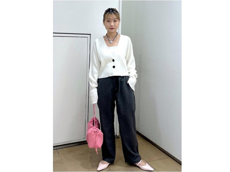 明るいピンクのバッグは差し色にして長く使えるのが便利 出典:WEAR
