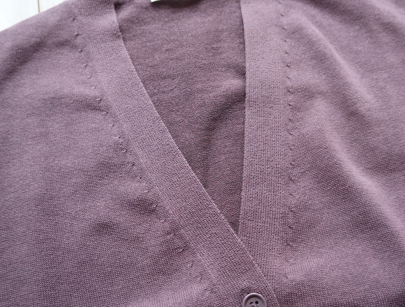 一枚でも、前ボタンを留めてニット風にも着られます