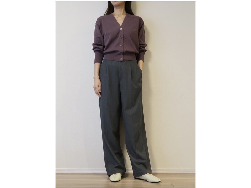 前ボタンを閉じて、ニット風に着るとシックな印象に