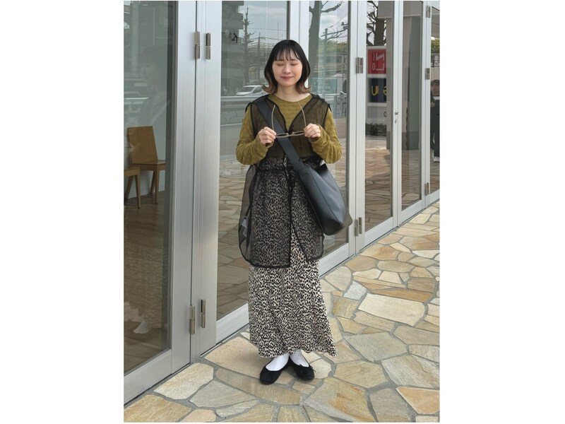 華奢に見えるバレエシューズはフェミニンにもカジュアルにも合わせやすい　出典：WEAR