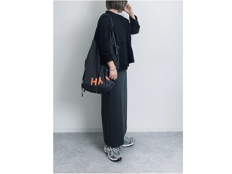 すとんと落ちるナロースカートは下半身をすっきり見せてくれます　出典：WEAR