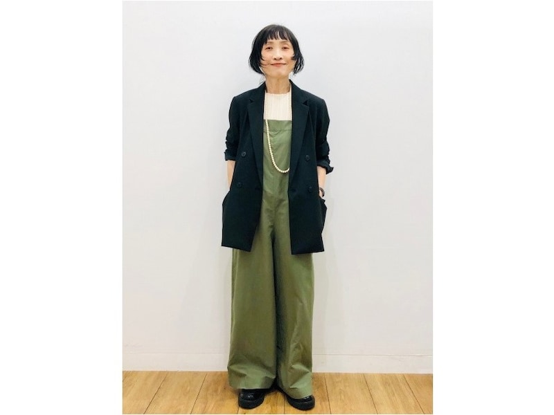 きちんと感のあるジャケットを羽織るときれいめ見えするコーデに　出典：StyleHint