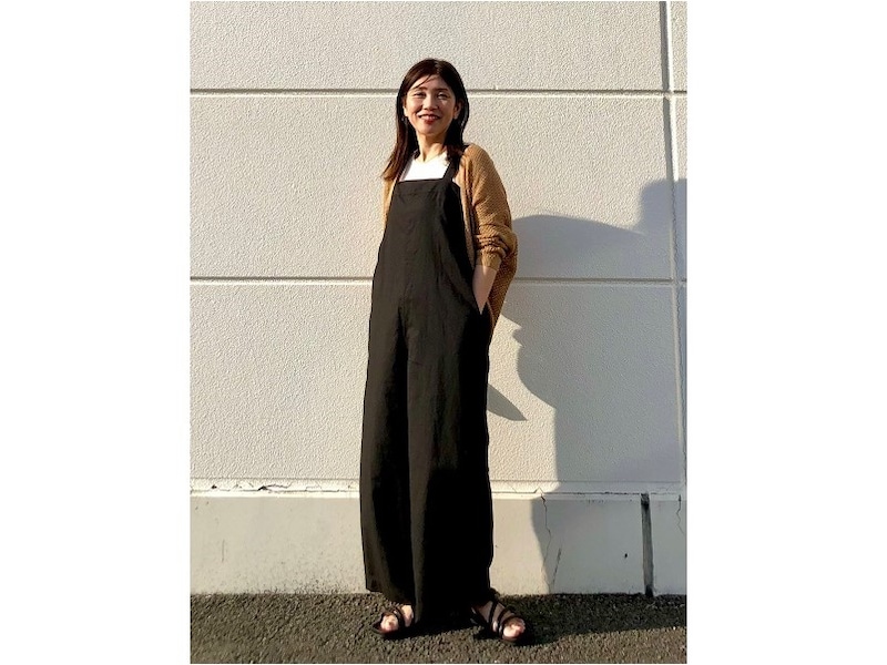 下にカップつきのタンクトップを重ねて休日のリラックスコーデに　出典：StyleHint