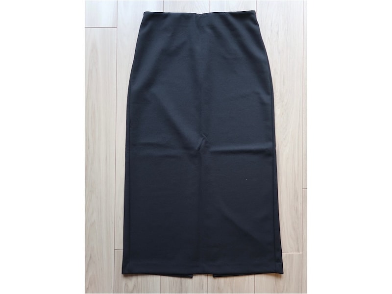 ユニクロ　クレープジャージーナロースカート　2990円（税込）