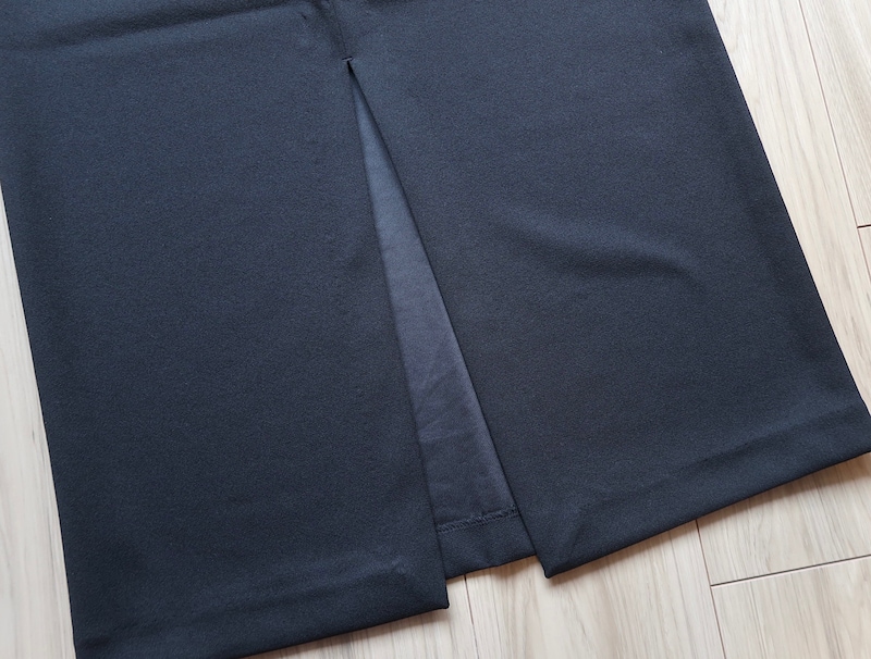 バックスリットが入っているので足さばきがよく歩きやすいのが◎