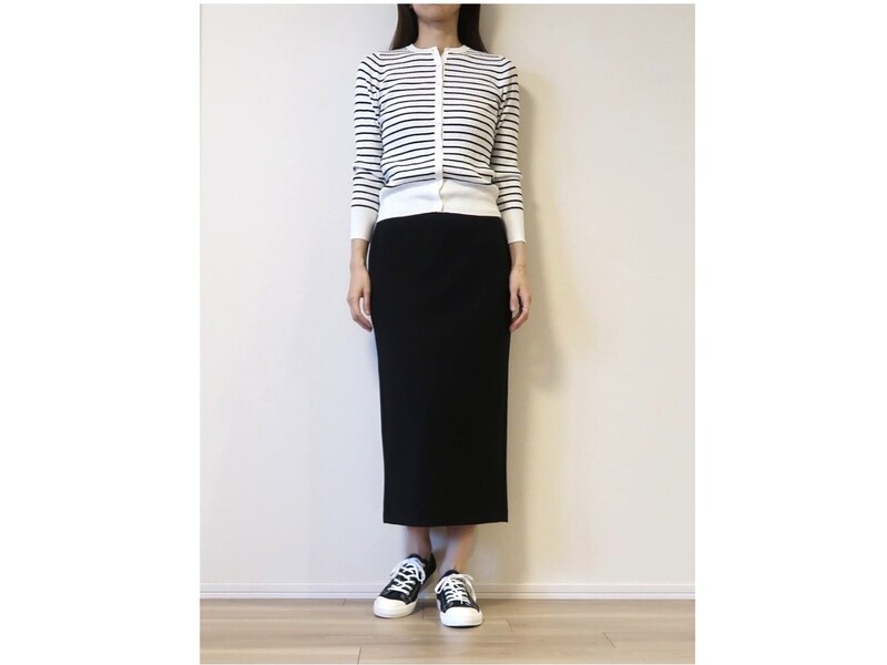 きれいなIラインスカートはスニーカーでもスタイルよく見せてくれます