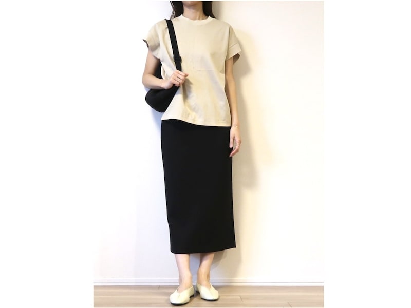 シルエットがきれいなボトムスなら、ゆったりとしたトップスでもバランスよく決まる