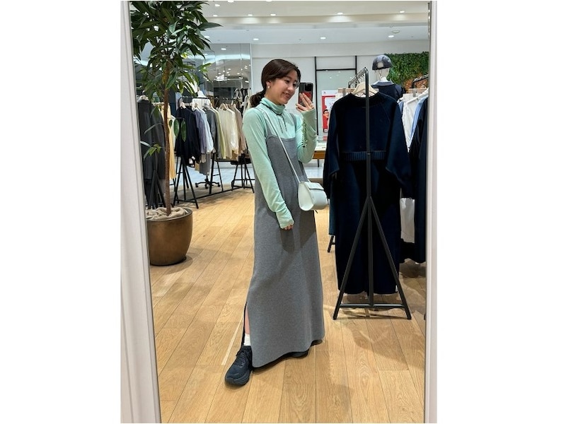 【OKコーデ】シアー素材のタートルなら首もともカバーしながら春らしさもキープ　出典：WEAR