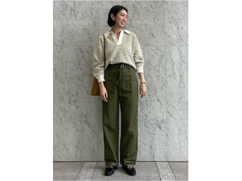 【OKコーデ】同じニットでもコットン製なら軽やかな仕上がりに　出典：WEAR