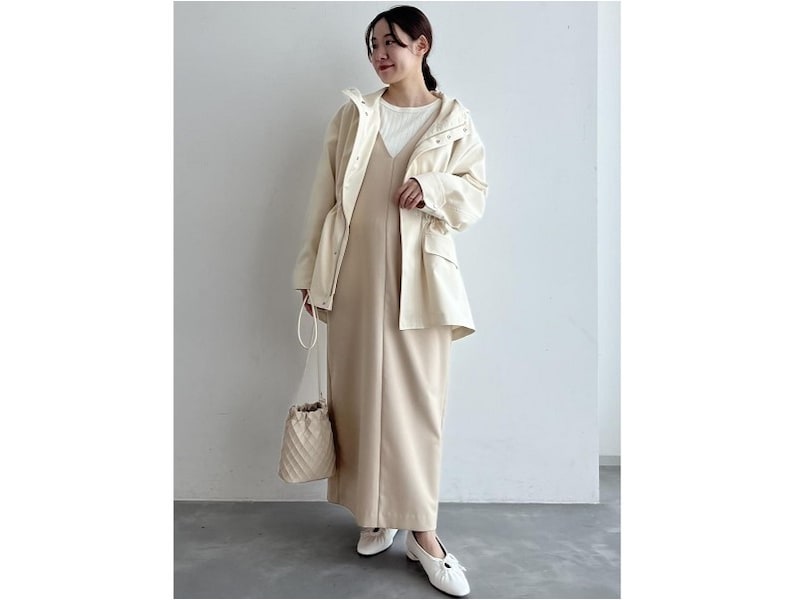 撥水加工がされているような長め丈のアウターは花粉対策にも優秀 出典:WEAR