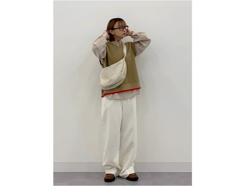 斜めがけできてきちんと閉めることができるショルダーバッグが使いやすい 出典:WEAR