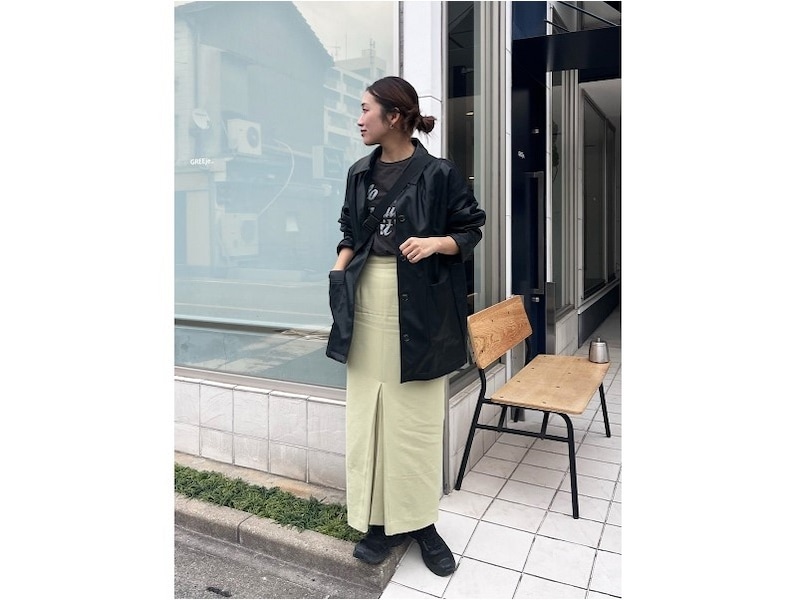 スニーカーや斜めがけバッグなどのカジュアルなアイテムもスカートでシックに　出典：WEAR