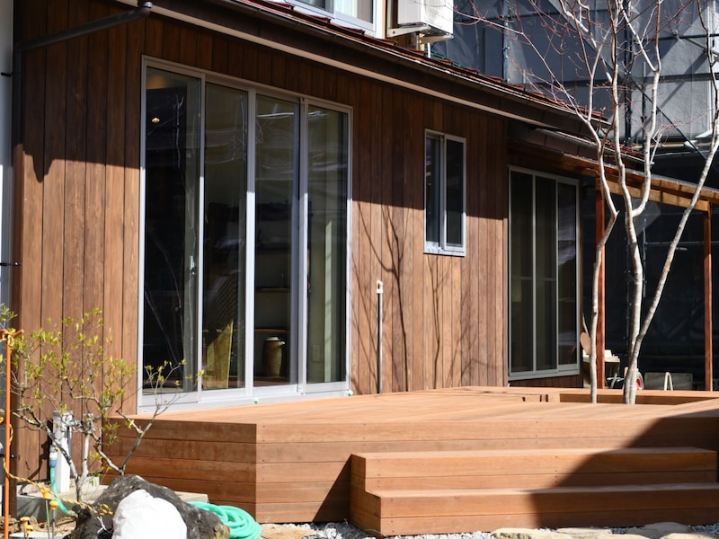 建設中のウッドデッキ